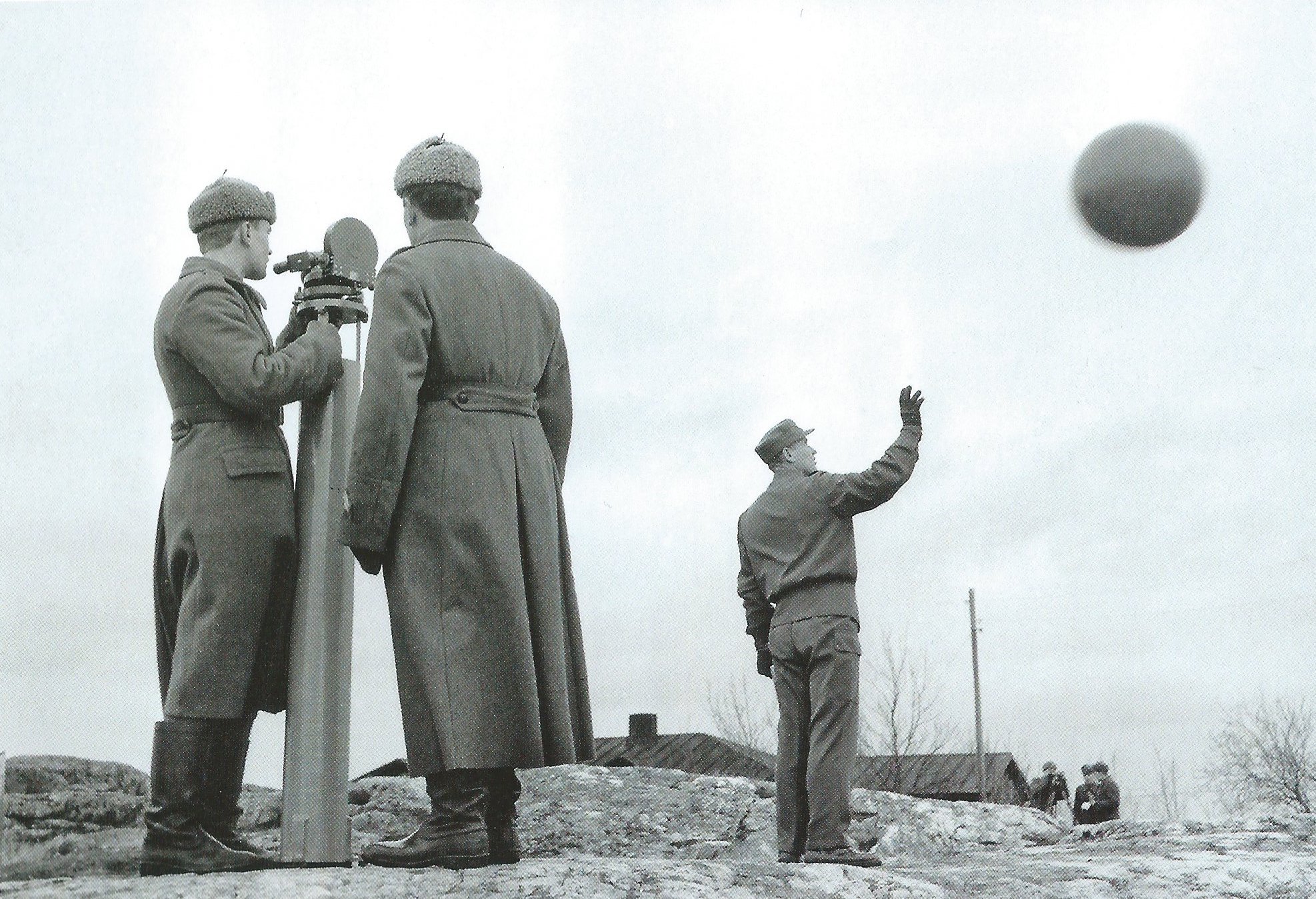 The launch of a weather balloon at the Vallisaari military meteorological station in 1962. According to Enqvist and Eskola, the task of the centre was to train conscripts as well as regular persons in the skills of meteorology.